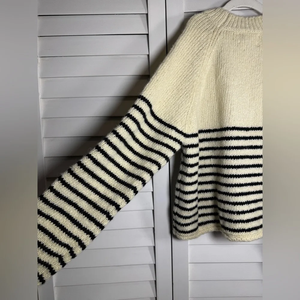 NWT Zara Girls Cream and Black Striped ‘New York’ Sweater Size 11/12 years